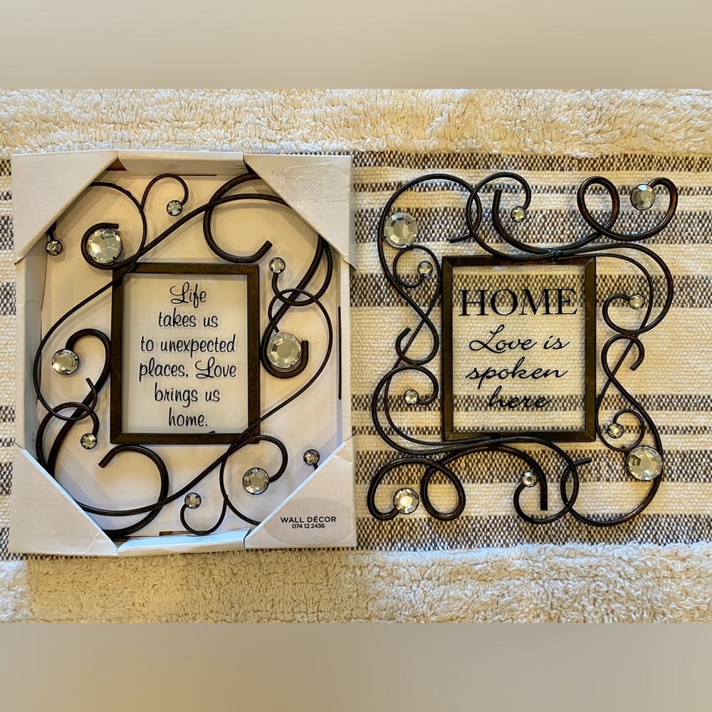 Set of 2 wall decor. Brand new. Perfect condition!